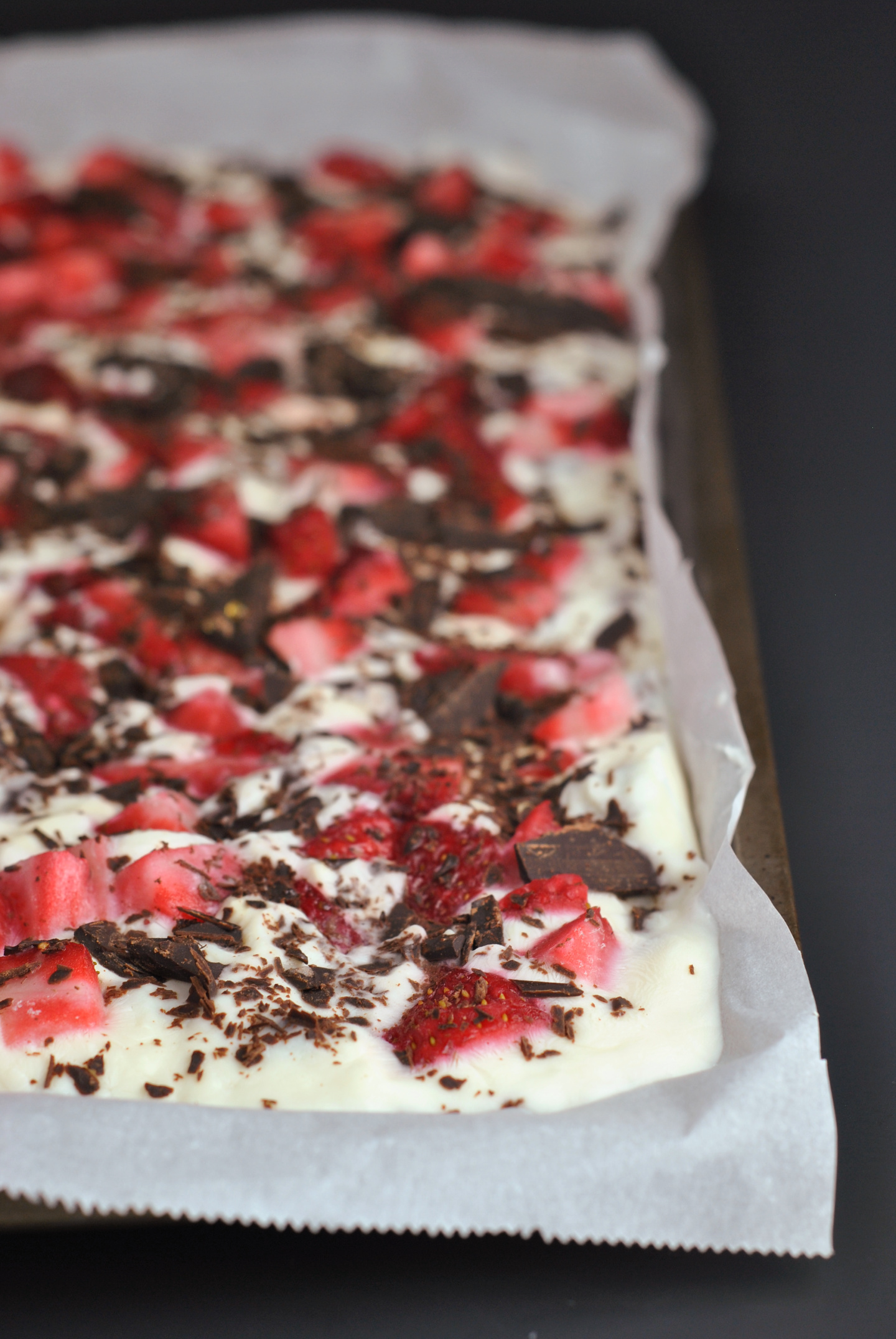 Greek Yogurt Chocolate-Strawberry Bark via @preventionrd