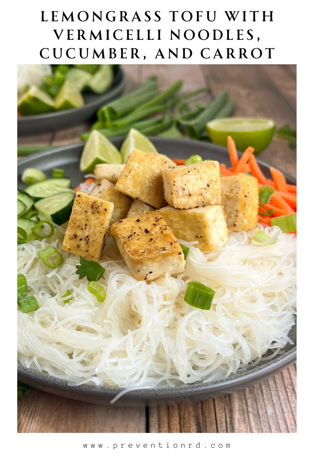 Tofu z trawy cytrynowej z makaronem vermicelli, ogórkiem i marchewką od @preventionrd